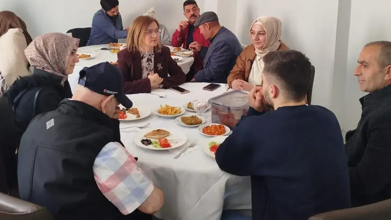 bayburtta-huzurevinde-anlamli-bulusma-yaslilar-yakinlariyla-bir-araya-geldi