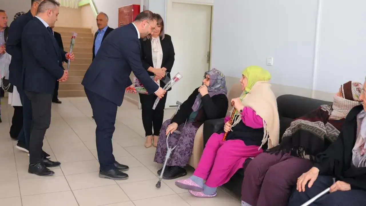 bayburtta-yaslilar-haftasi-huzurevinde-kutlandi