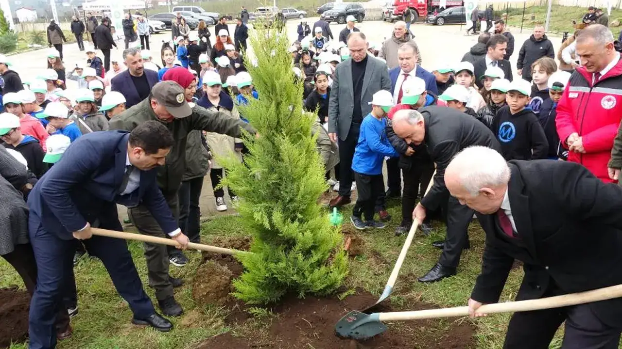 orduda-fidan-dikim-etkinligi-100-fidan-toprakla-bulustu