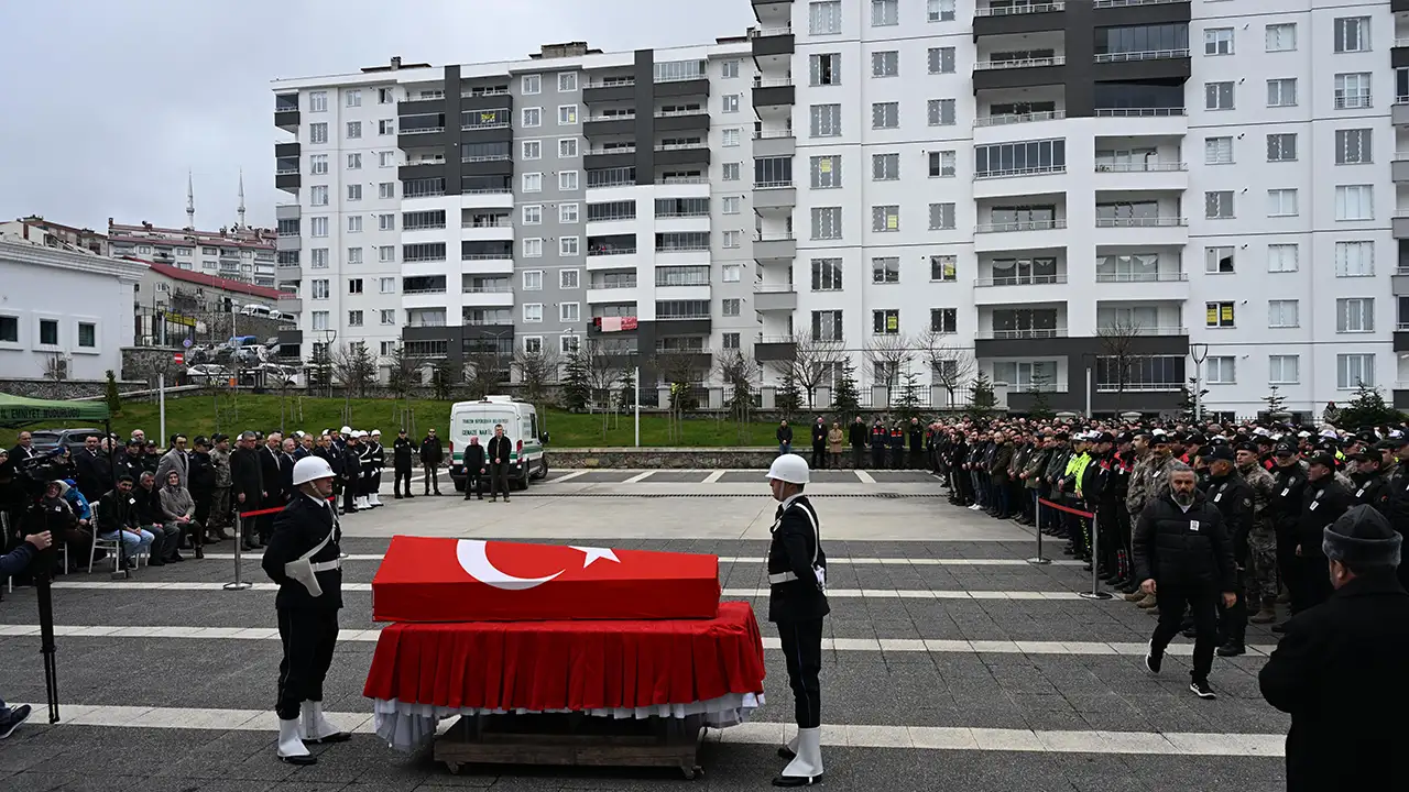 trabzonda-polis-memuruna-son-gorev-emniyette-toren-duzenlendi