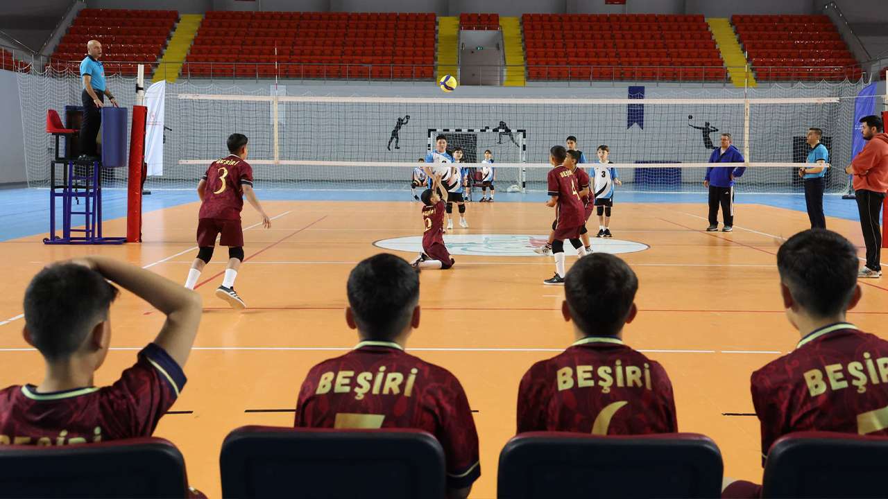 trabzonda-voleybol-yari-final-heyecani-basladi-14-okul-yomrada-mucadele-ediyor