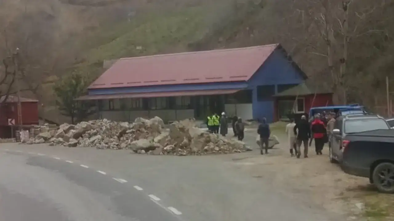 araklida-yol-hafriyatla-kapatildi-jandarma-devrede