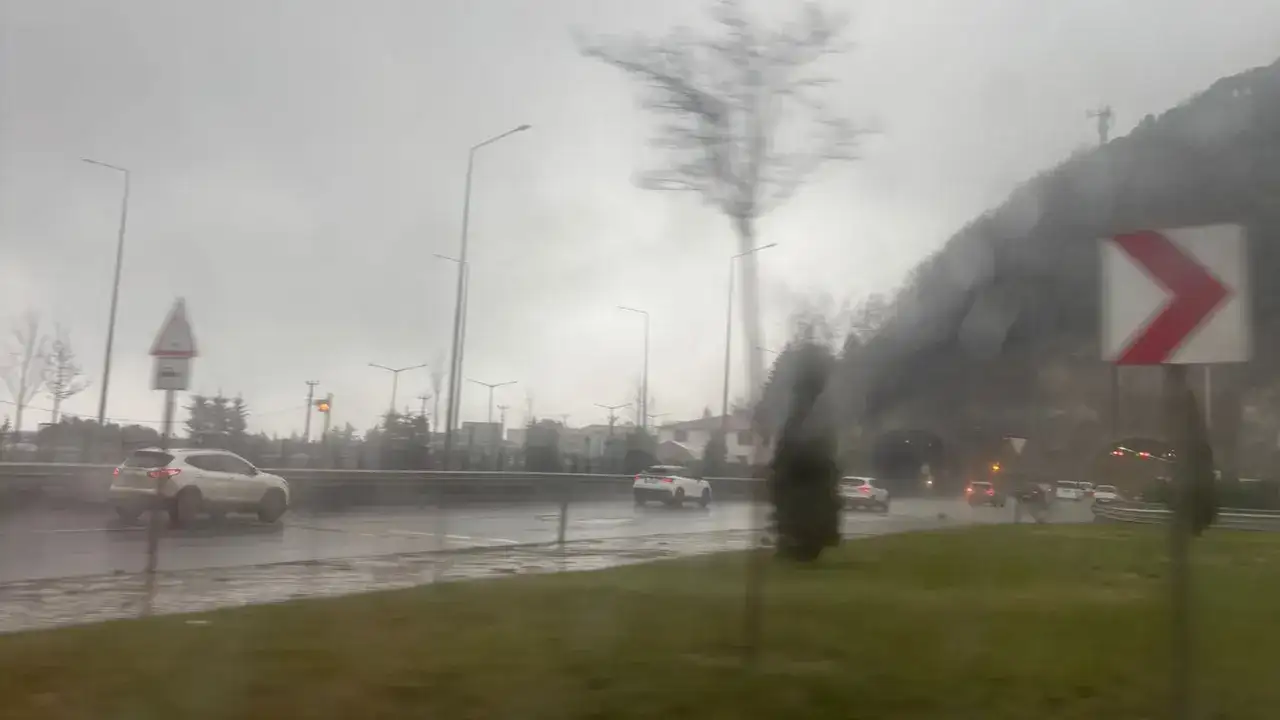 trabzonda-yogun-sis-etkili-oldu-gorus-mesafesi-dustu