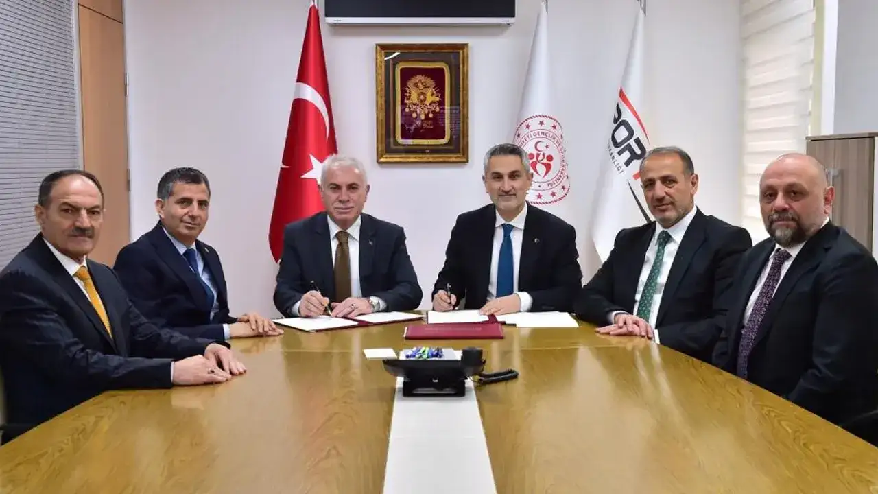 bayburta-yeni-spor-yatirimi-futbol-sahalari-ve-tenis-kortu-yapilacak