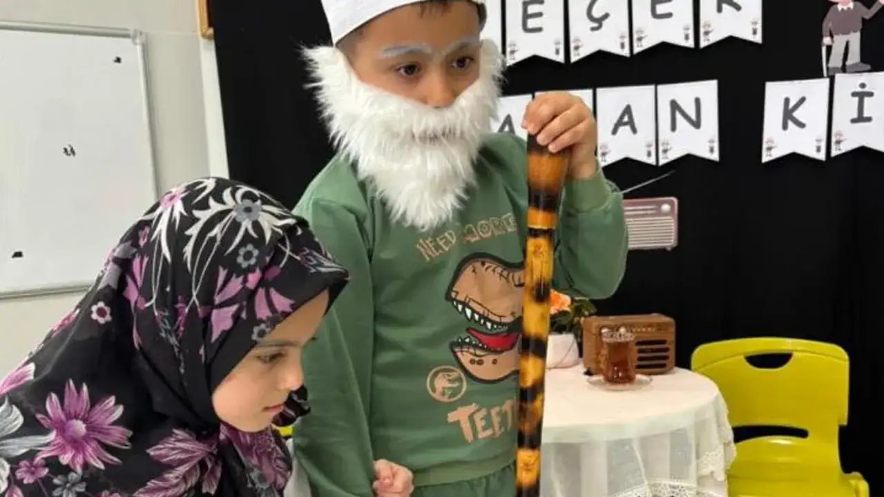 bayburtta-miniklerden-anlamli-etkinlik-yaslilar-haftasina-ozel-canlandirma