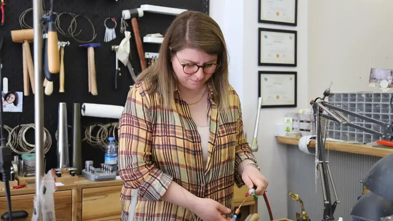 mimariden-atolyeye-uzanan-yolculuk-gumushaneli-ayse-isik-dikkat-cekiyor