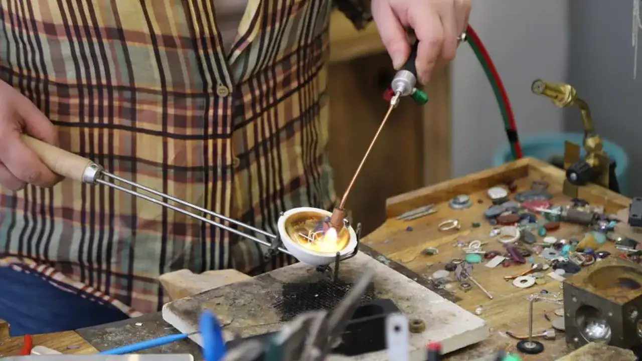 mimariden-atolyeye-uzanan-yolculuk-gumushaneli-ayse-isik-dikkat-cekiyor