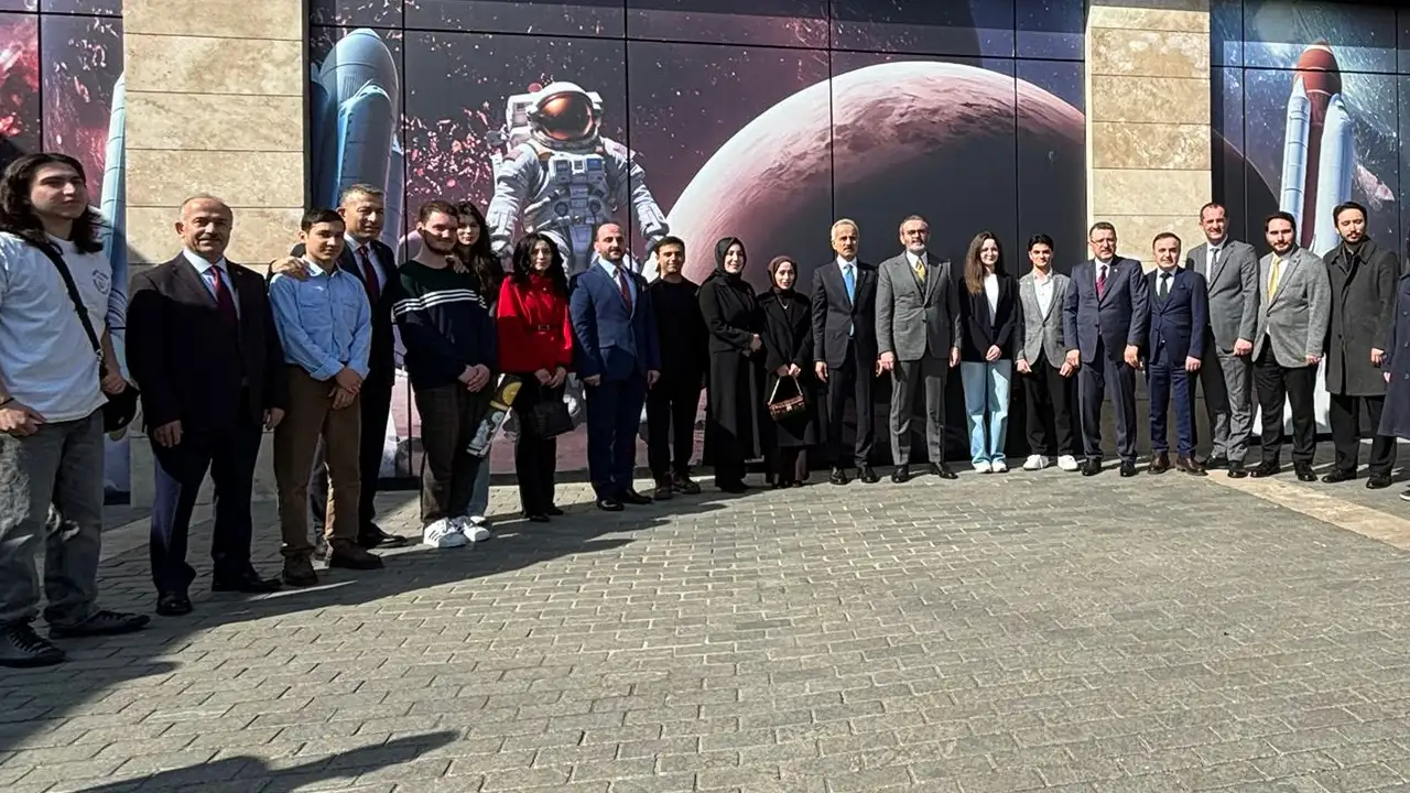 bakan-uraloglu-genclerle-bulustu-bilim-merkezine-ziyaret