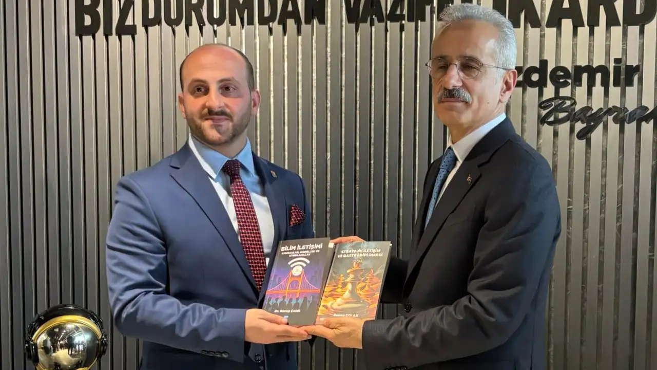 bakan-uraloglu-genclerle-bulustu-bilim-merkezine-ziyaret