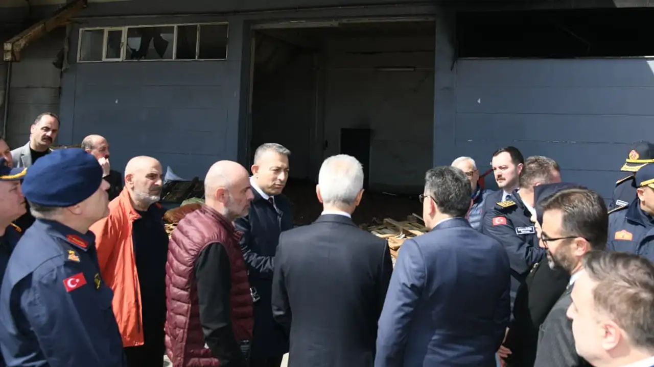 bakan-uraloglu-ve-baskan-gencten-yanan-fabrikaya-ziyaret