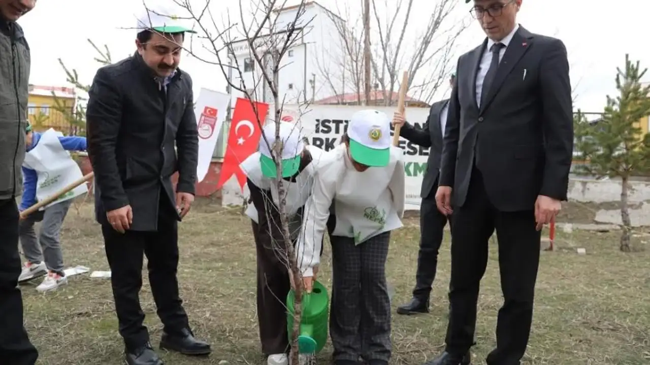 bayburtta-orman-haftasinda-ogrenciler-fidan-dikti