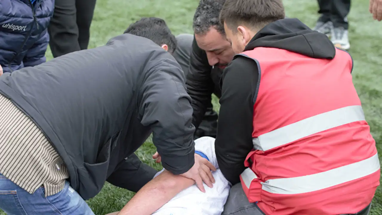 rizede-final-macinda-korku-dolu-anlar-genc-futbolcu-olumden-dondu