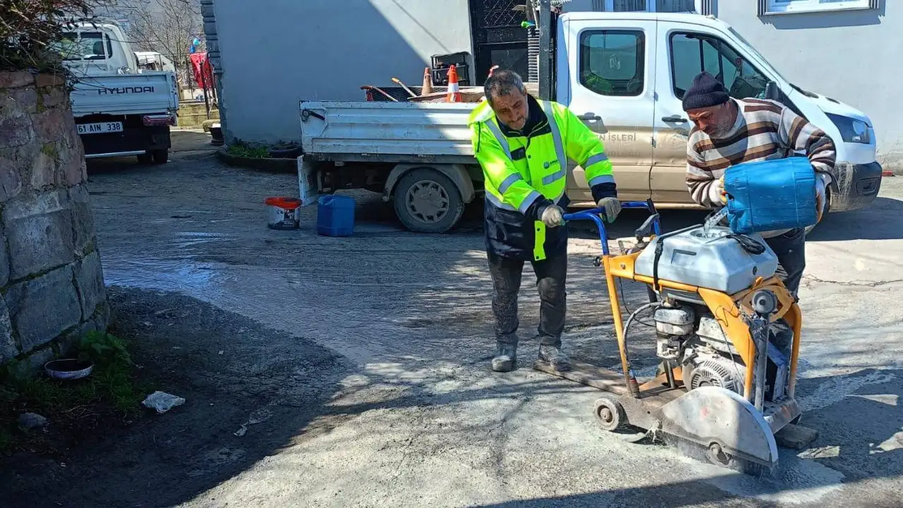 arsin-belediyesi-sahada-yol-ve-altyapi-calismalari-suruyor