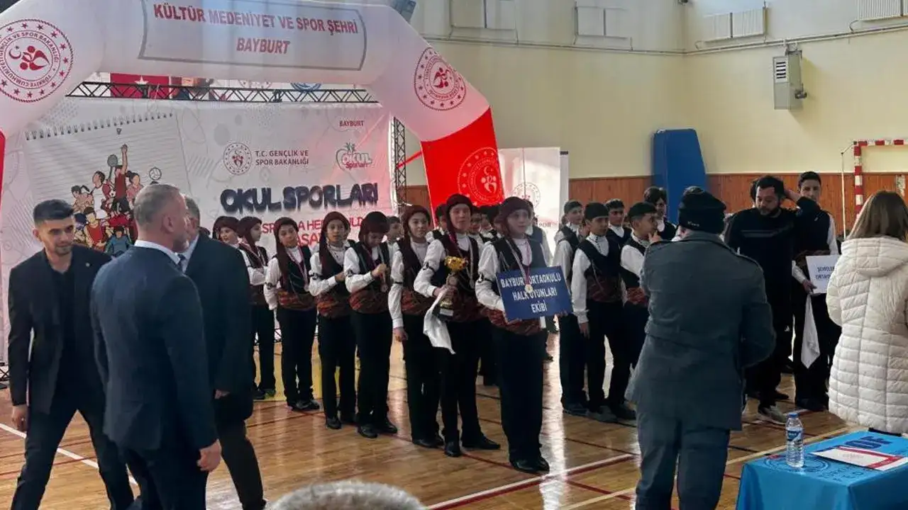 bayburtun-gururu-halk-oyunlari-ekibi-turkiye-finallerinde