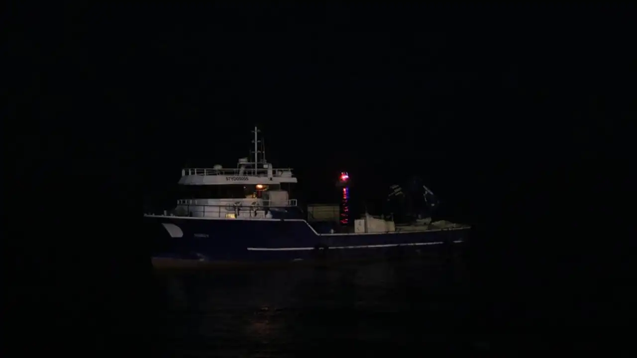 rizede-balikci-motoru-karaya-oturdu-ekipler-sevk-edildi