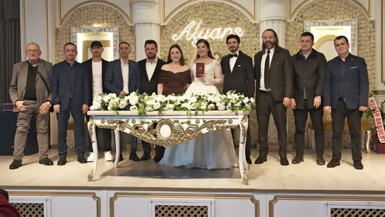 trabzon-basininda-mutlu-gun-efnan-ile-ozan-evlendi