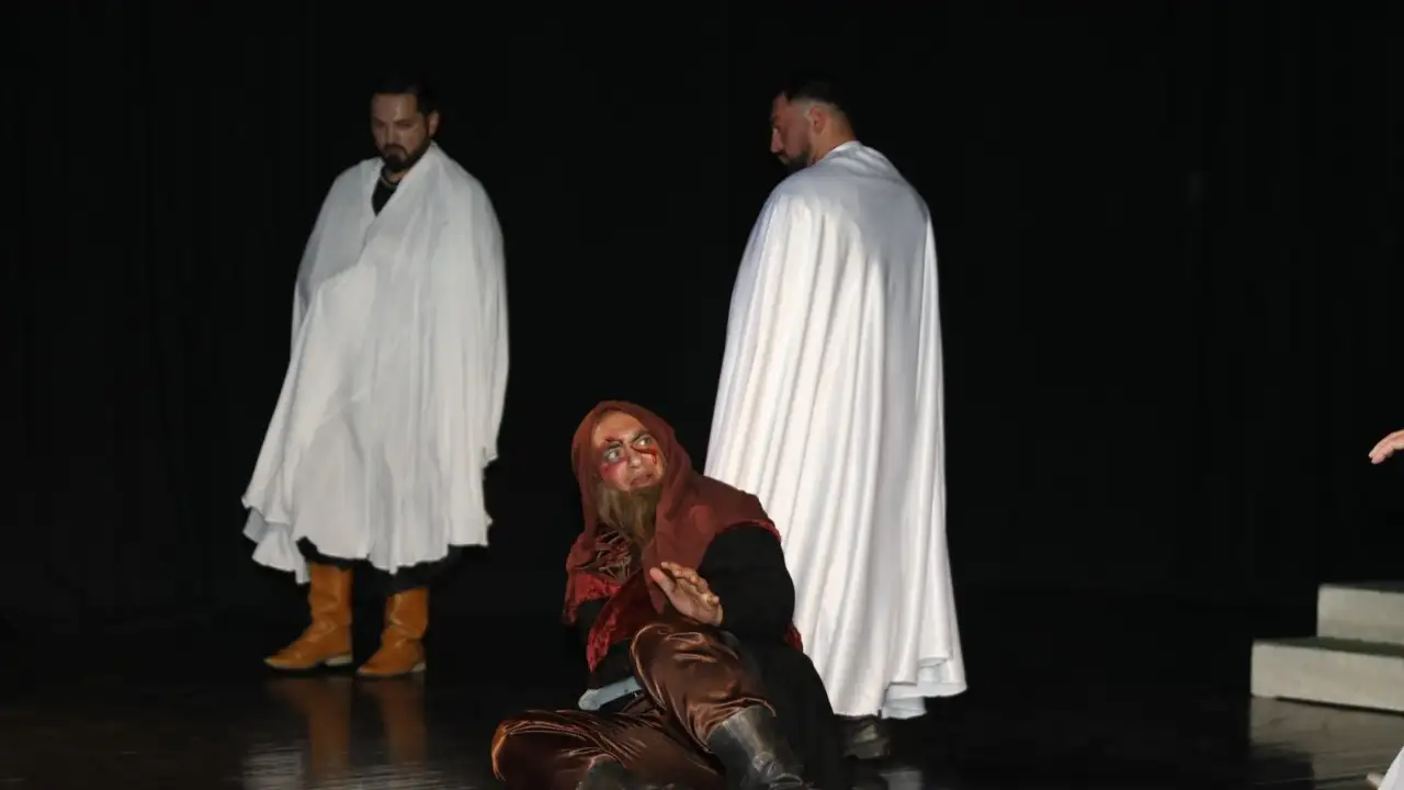 akcaabatta-erol-gunaydin-tiyatro-gunleri-coskusu-suruyor