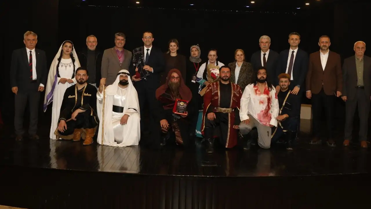 akcaabatta-erol-gunaydin-tiyatro-gunleri-coskusu-suruyor