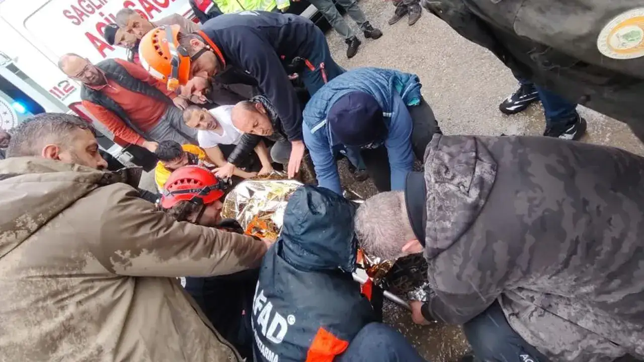 artvin-borckada-korkutan-kaza-100-metrelik-ucurumdan-sag-cikarildi