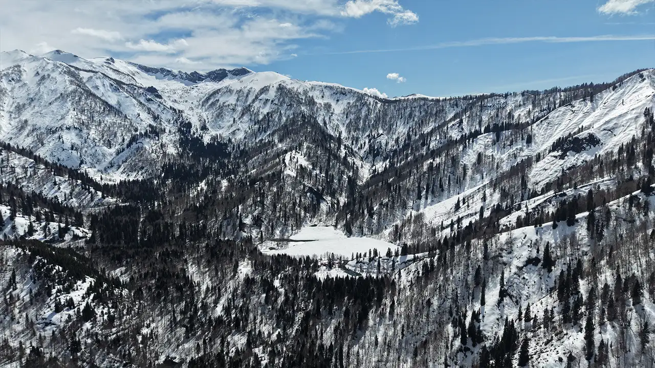 artvinde-karagol-buz-tuttu-beyaza-burundu