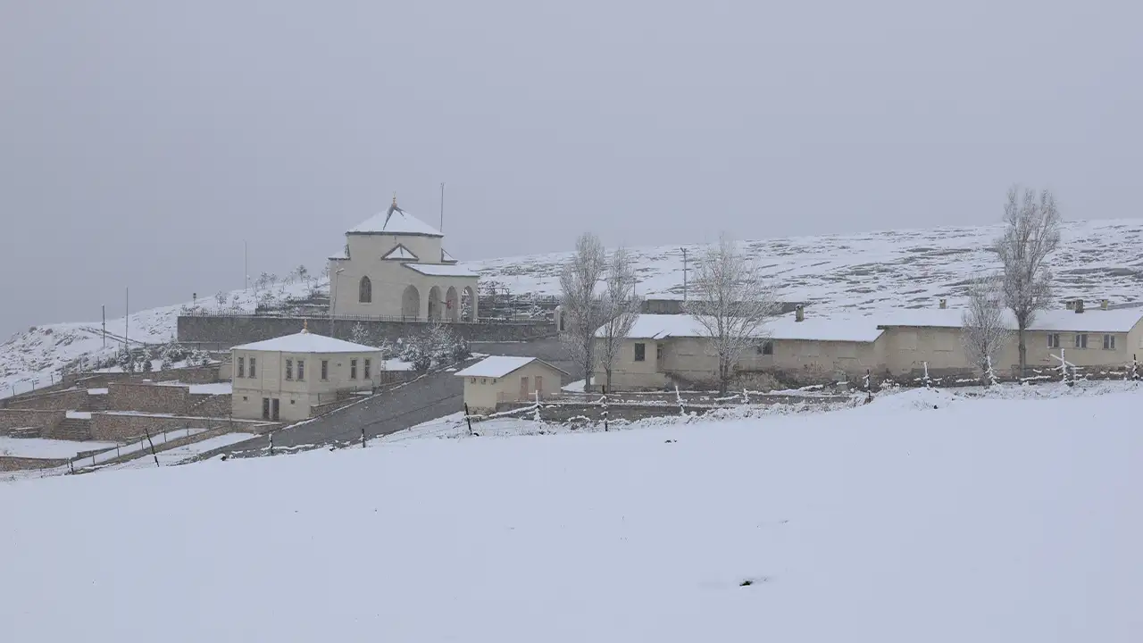 bayburt-ve-gumushanede-kis-geri-dondu-ulasim-zorlasti