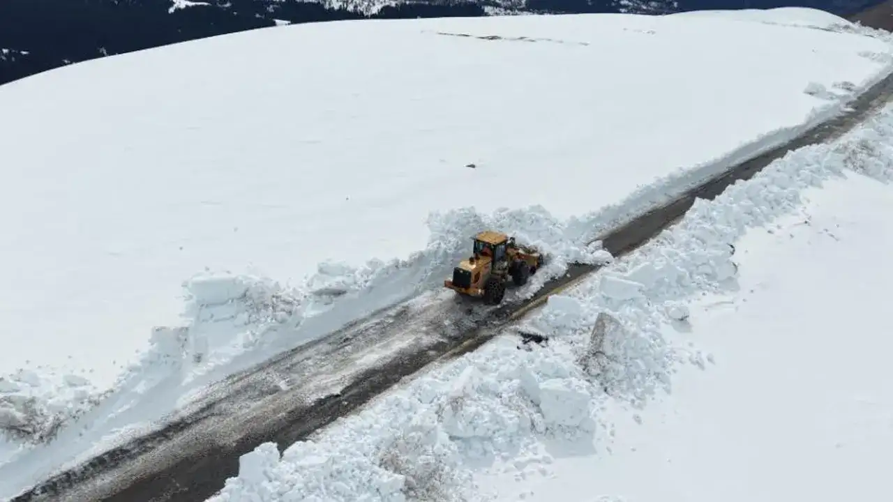 bilbilan-yaylasinda-2-metrelik-kar-manzarasi-buyuledi