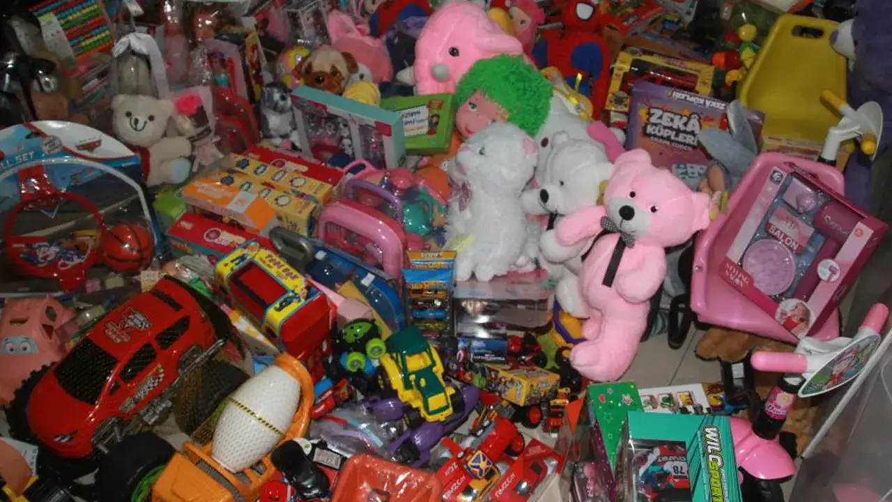 dogum-gunu-hediyesi-yerine-oyuncak-istedi-yuzlercesi-toplandi