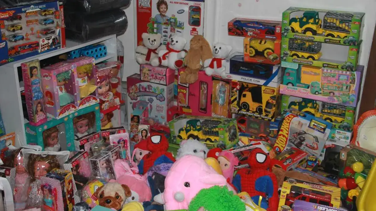 dogum-gunu-hediyesi-yerine-oyuncak-istedi-yuzlercesi-toplandi