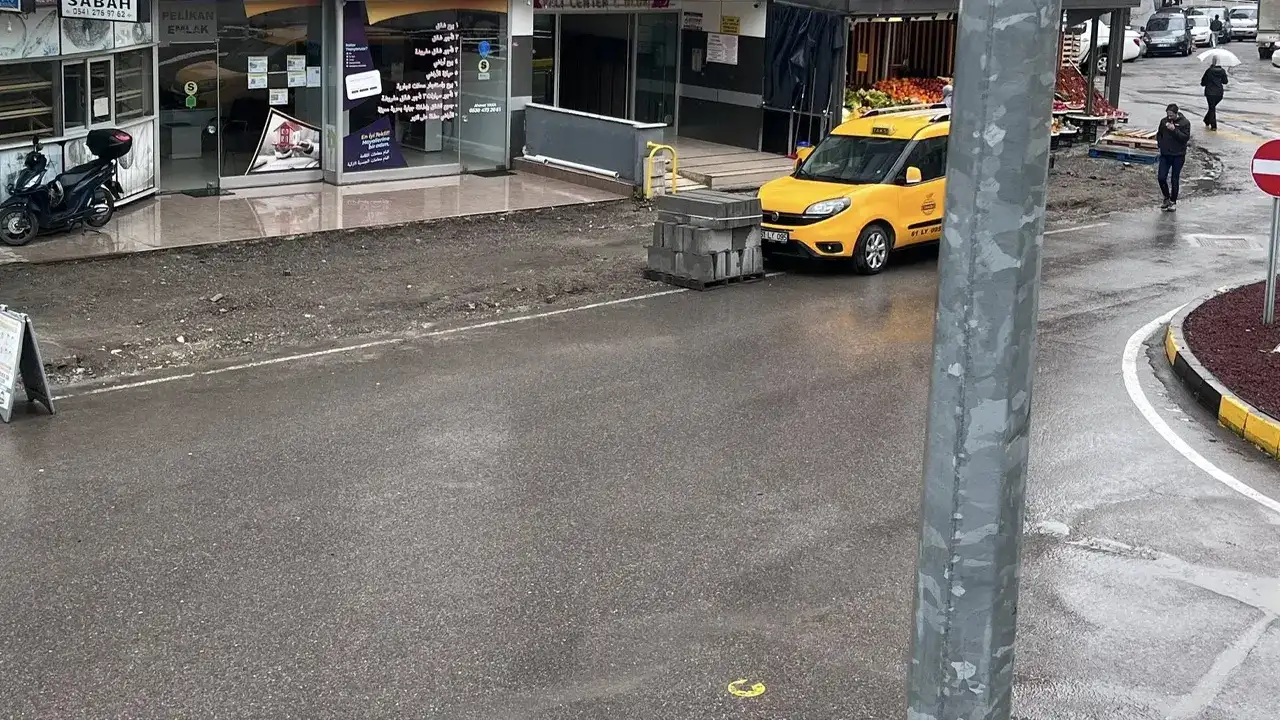 trabzonun-o-ilcesinde-duran-calismalar-basladi-cadde-yenileniyor