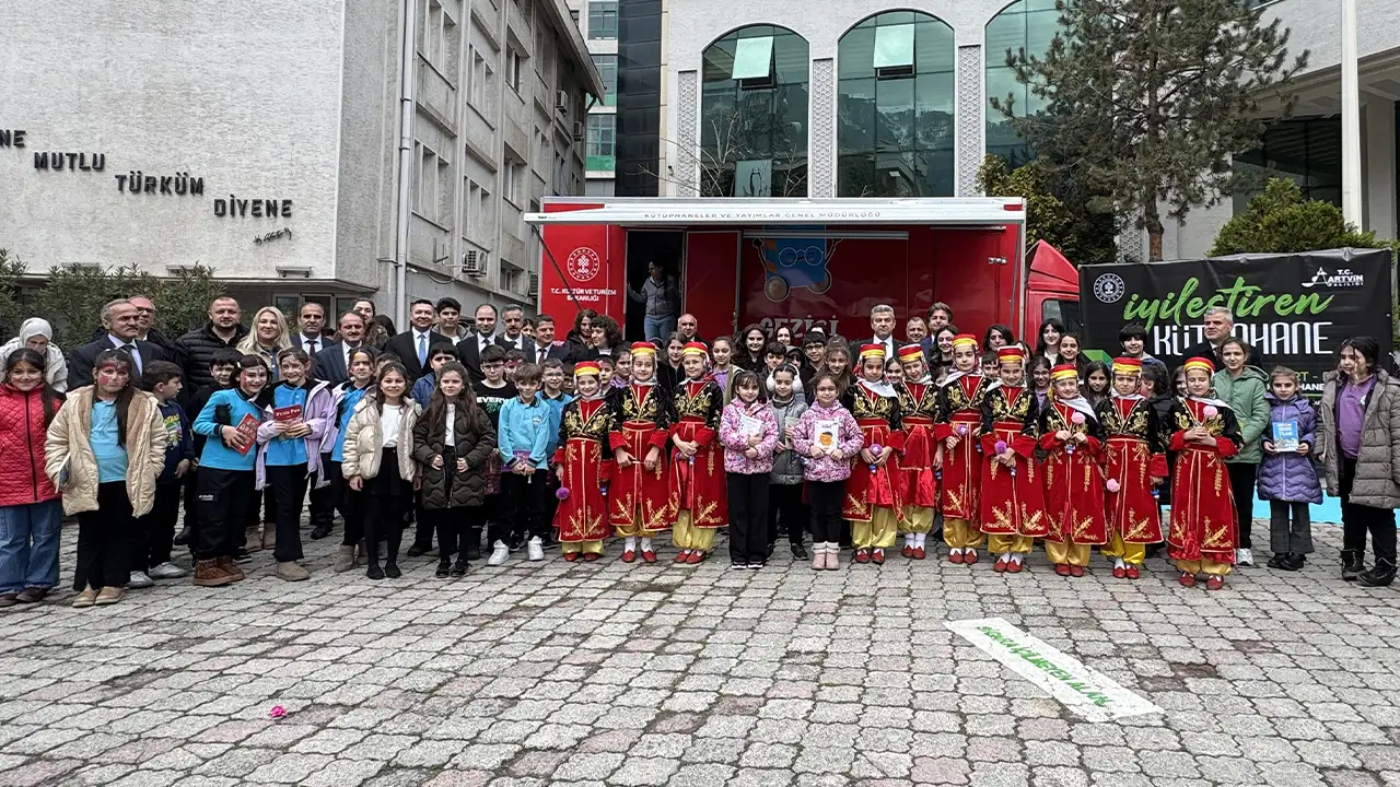 artvinde-kutuphane-haftasi-yuruyus-ve-etkinliklerle-kutlandi