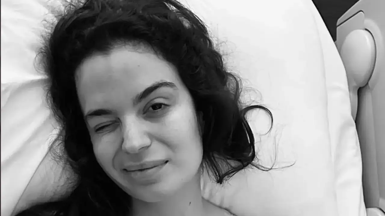 asli-bekiroglu-gozyaslariyla-anlatti-6nci-kez-ameliyat-oldu-bir-operasyon-daha-gecirecegini-acikladi