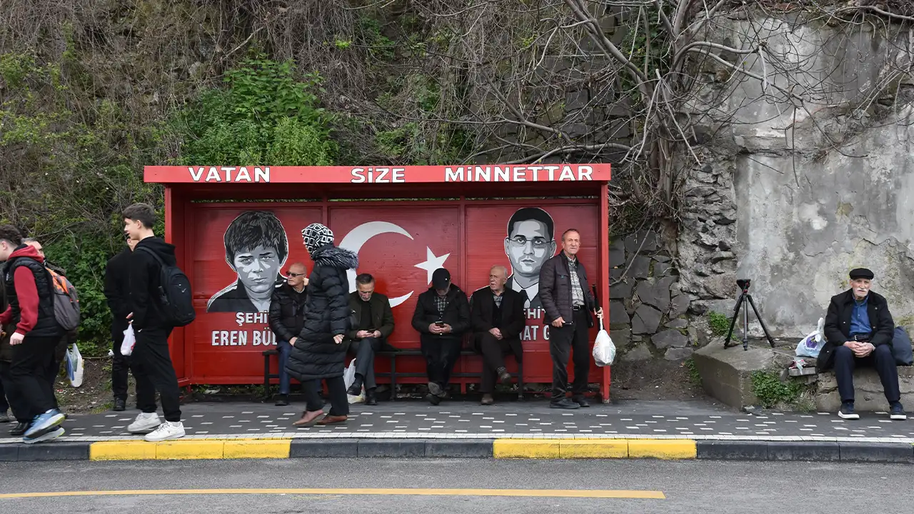 eren-bulbul-ve-ferhat-gedik-trabzonda-otobus-duragina-resmedildi
