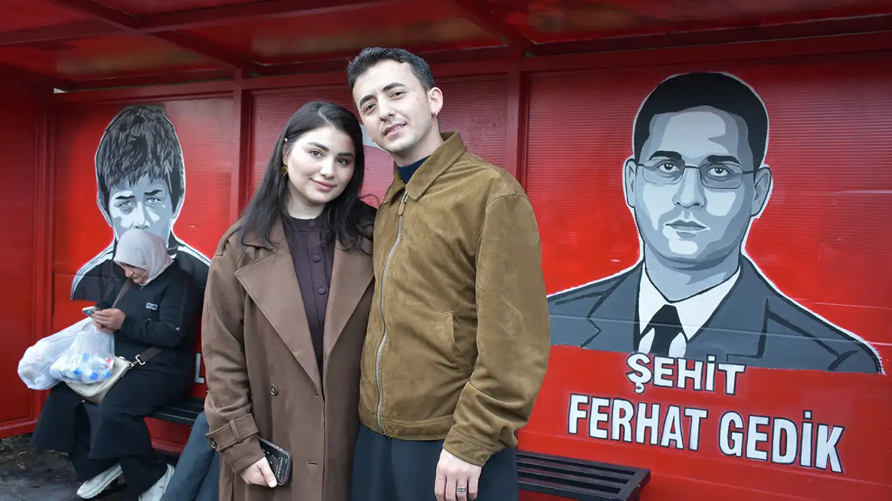 eren-bulbul-ve-ferhat-gedik-trabzonda-otobus-duragina-resmedildi