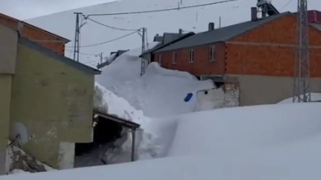 gumushanede-bahar-yaylada-kis-kar-evleri-asti