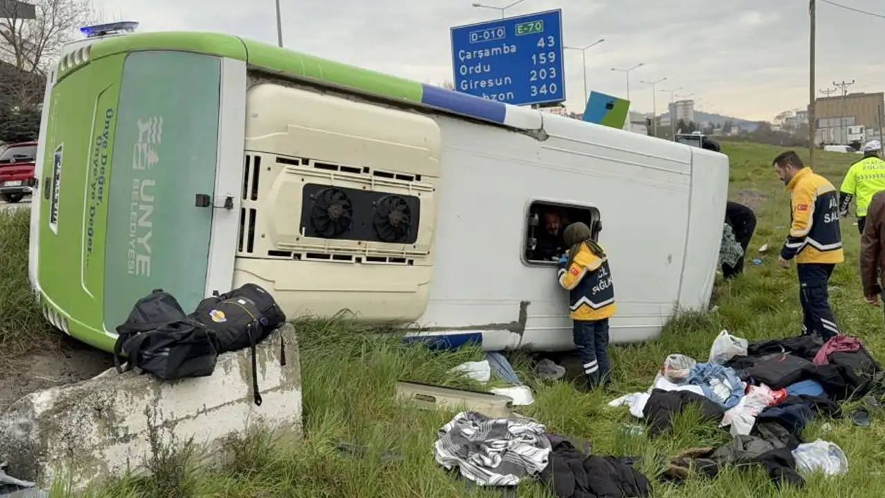 istanbul-donusu-samsun-yolunda-kaza-ogrencinin-kolu-koptu-yaralilar-var