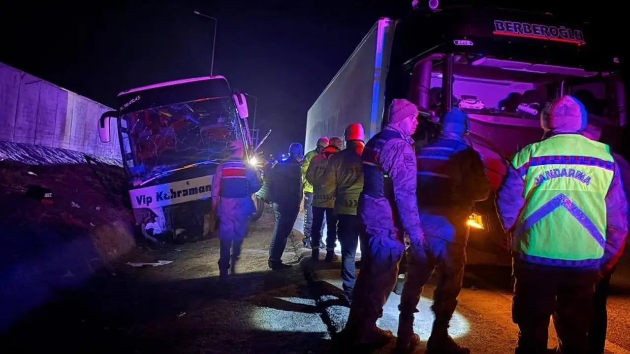 trabzon-istikametine-giden-otobus-erzincanda-bariyerlere-carpti