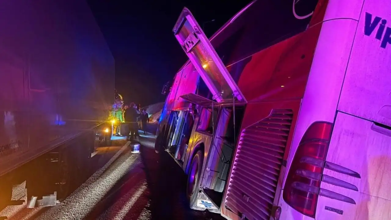 trabzon-istikametine-giden-otobus-erzincanda-bariyerlere-carpti
