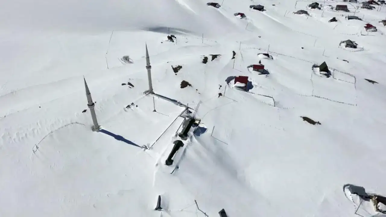 trabzon-kadirga-yaylasindaki-acik-cami-kar-altinda-buyuledi