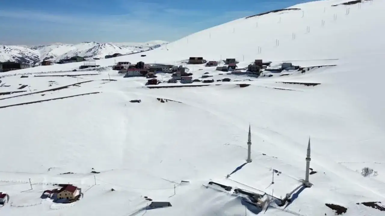 trabzon-kadirga-yaylasindaki-acik-cami-kar-altinda-buyuledi