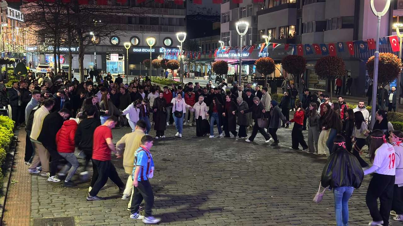 trabzonda-milli-mac-heyecani-meydan-parkinda-dev-ekran-kuruldu