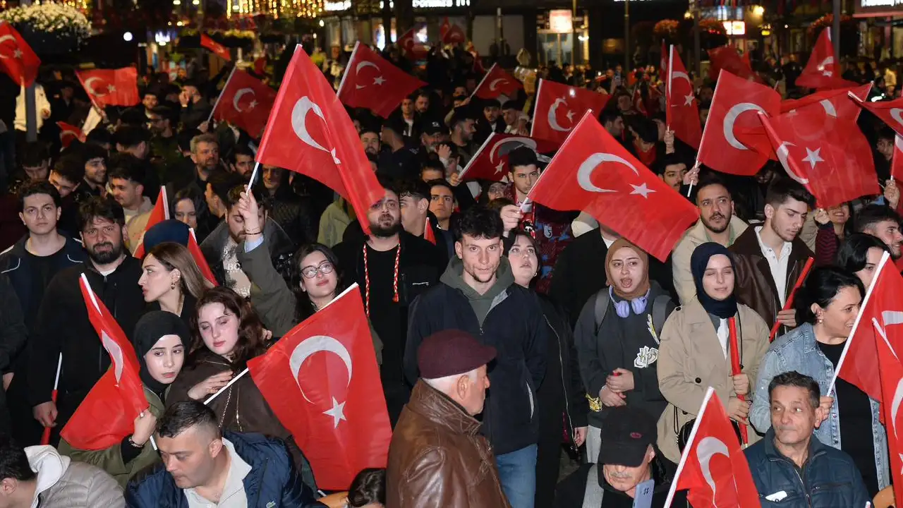 karadenizde-milli-cosku-turkiyenin-galibiyeti-meydanlarda-kutlandi