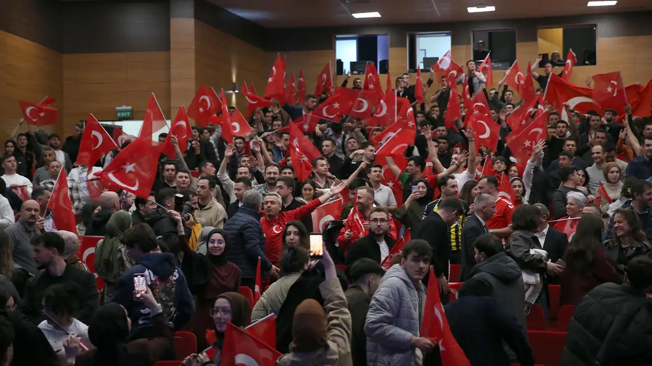 karadenizde-milli-cosku-turkiyenin-galibiyeti-meydanlarda-kutlandi