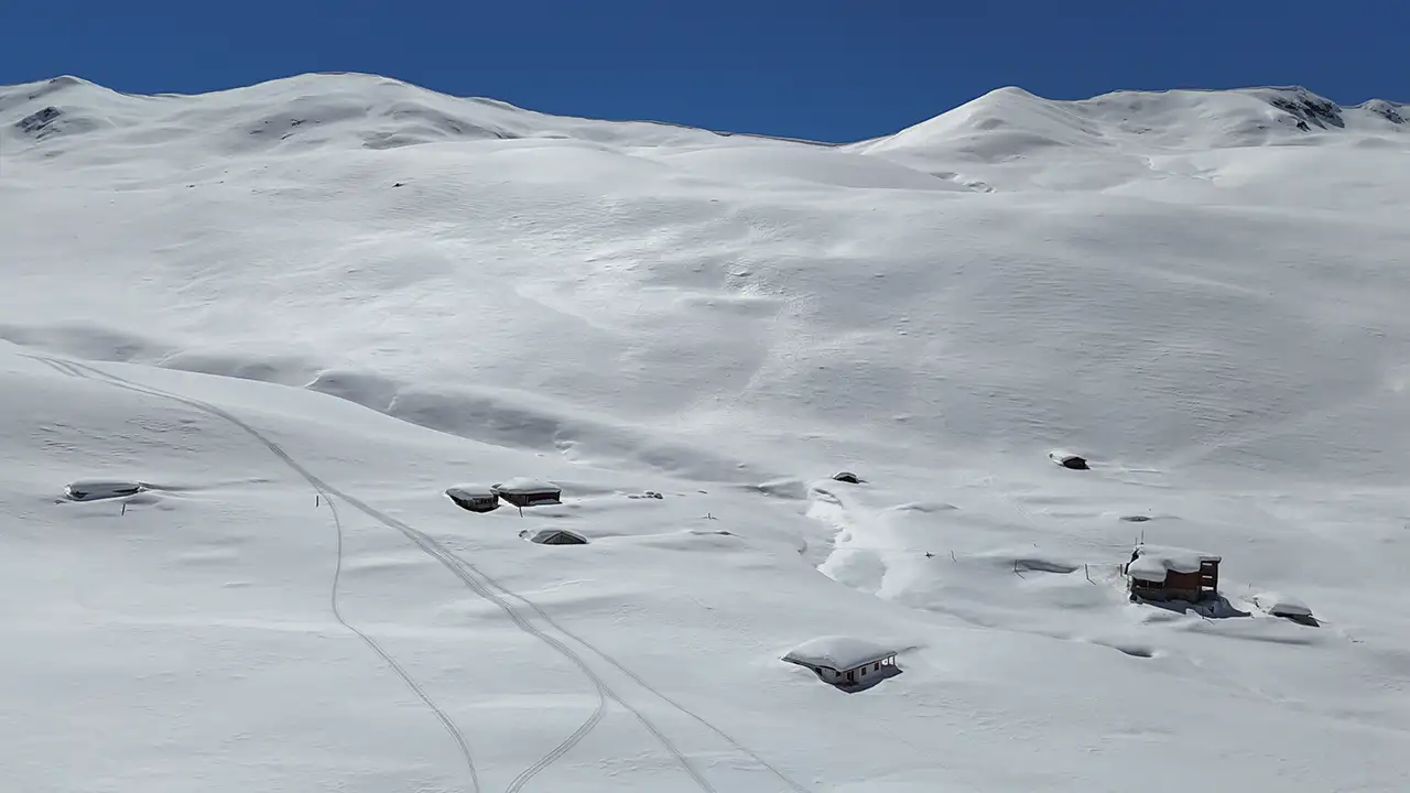 rize-camlihemsinde-3-metreyi-asan-kar-yaylayi-kapladi