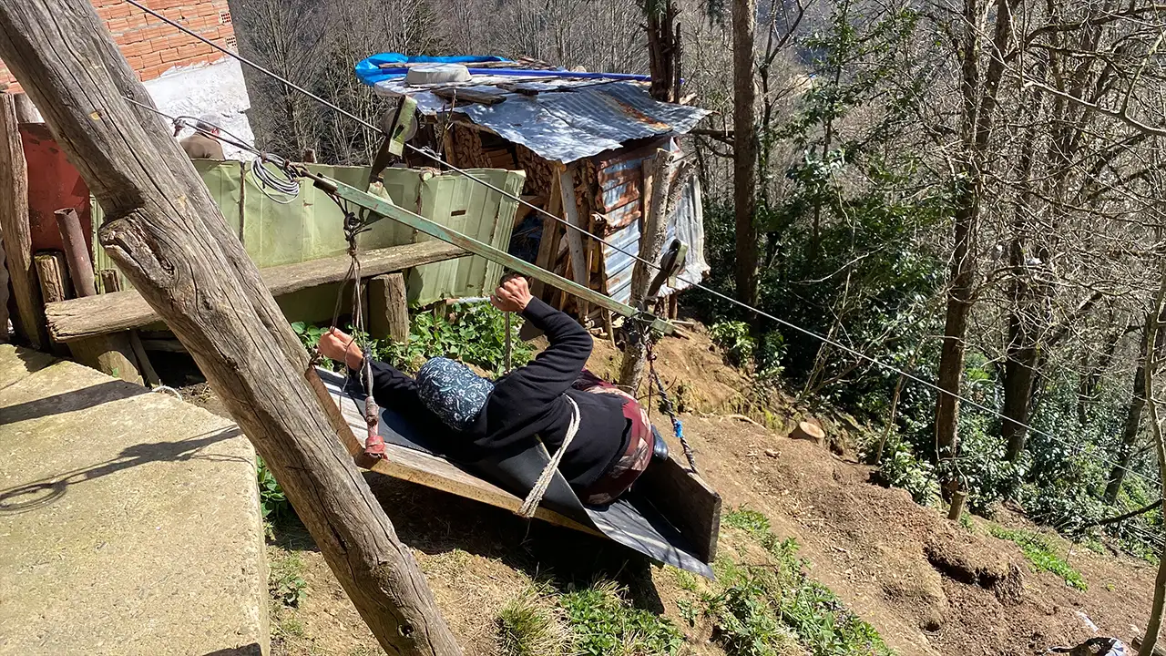 rizede-82-yasindaki-kadin-180-metrelik-teleferikle-evine-ulasiyor