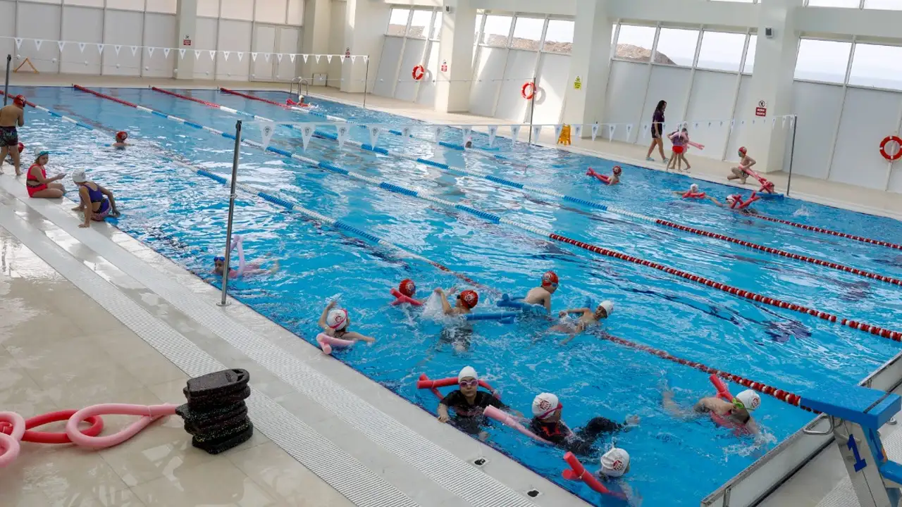 akcaabatta-yuzme-kursuna-yogun-ilgi-baskan-ekim-ziyaret-etti