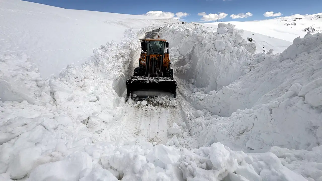 ardahanda-4-metrelik-kar-asildi-yol-yeniden-aciliyor