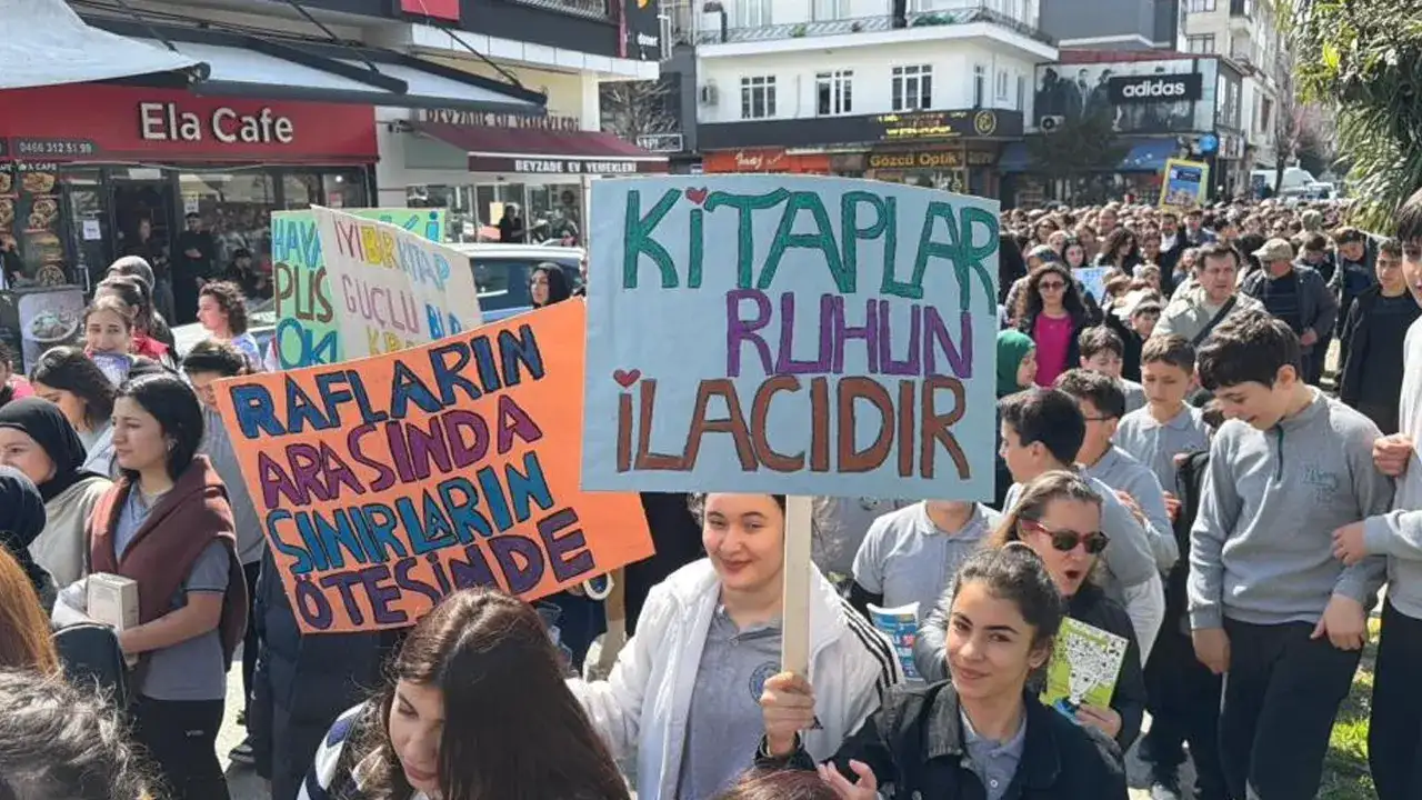artvin-arhavide-kitap-farkindaligi-icin-yuruyus-duzenlendi