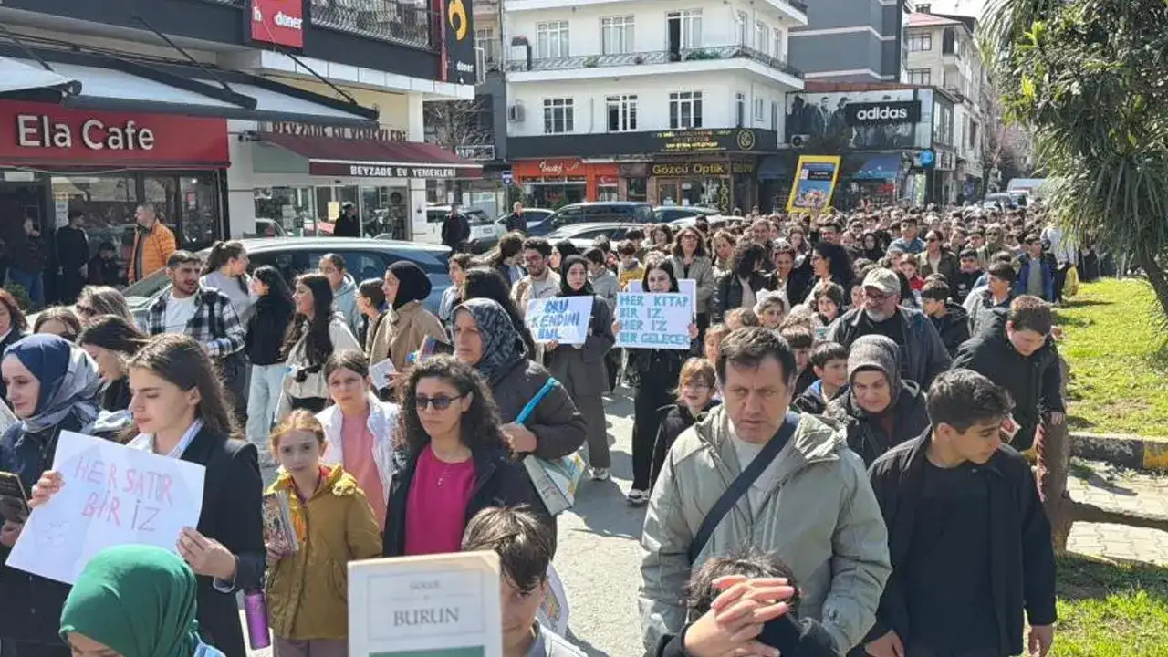 artvin-arhavide-kitap-farkindaligi-icin-yuruyus-duzenlendi