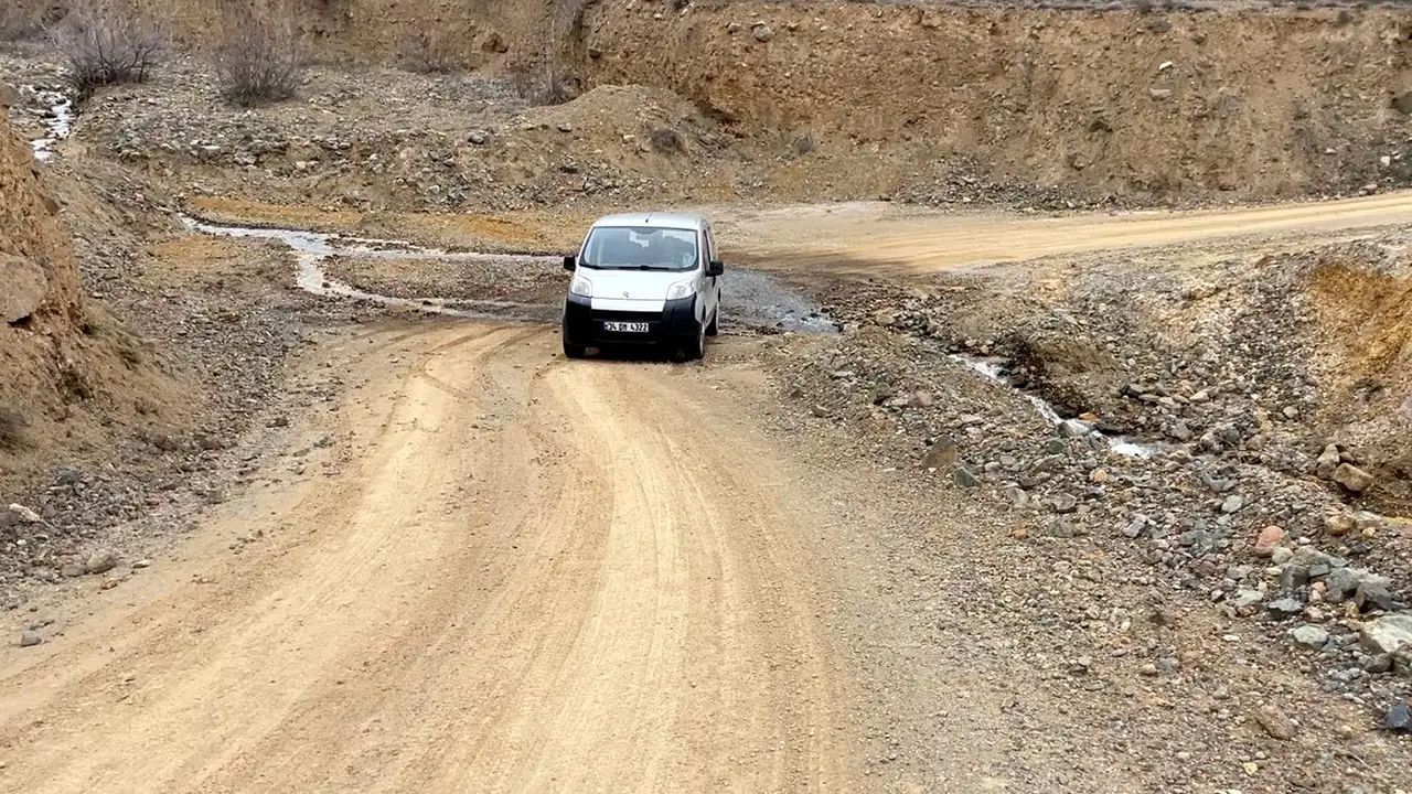 artvinde-ucurum-kenarinda-direksiyon-suruculer-zorlaniyor