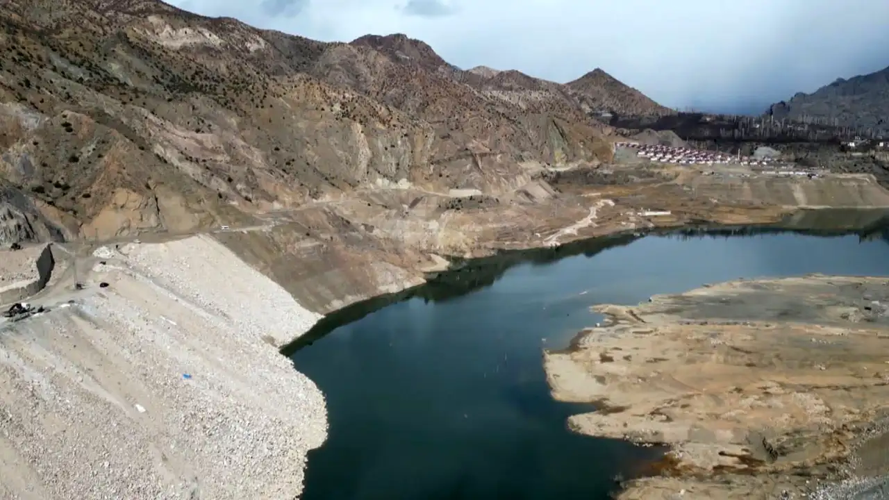 artvinde-ucurum-kenarinda-direksiyon-suruculer-zorlaniyor